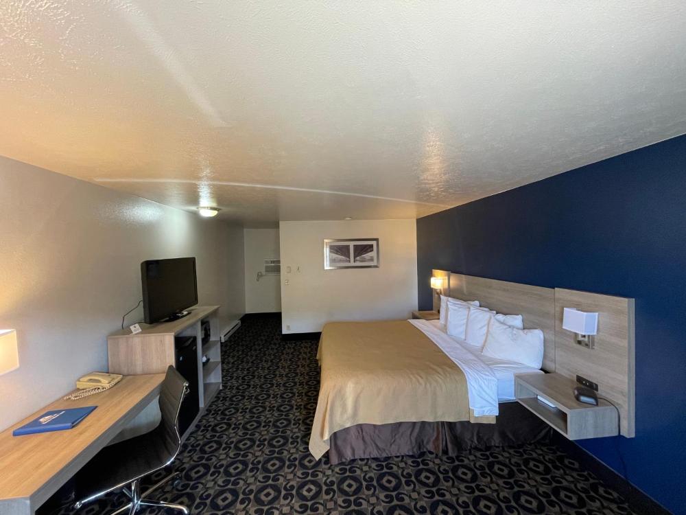 King Room - Non-Smoking interior